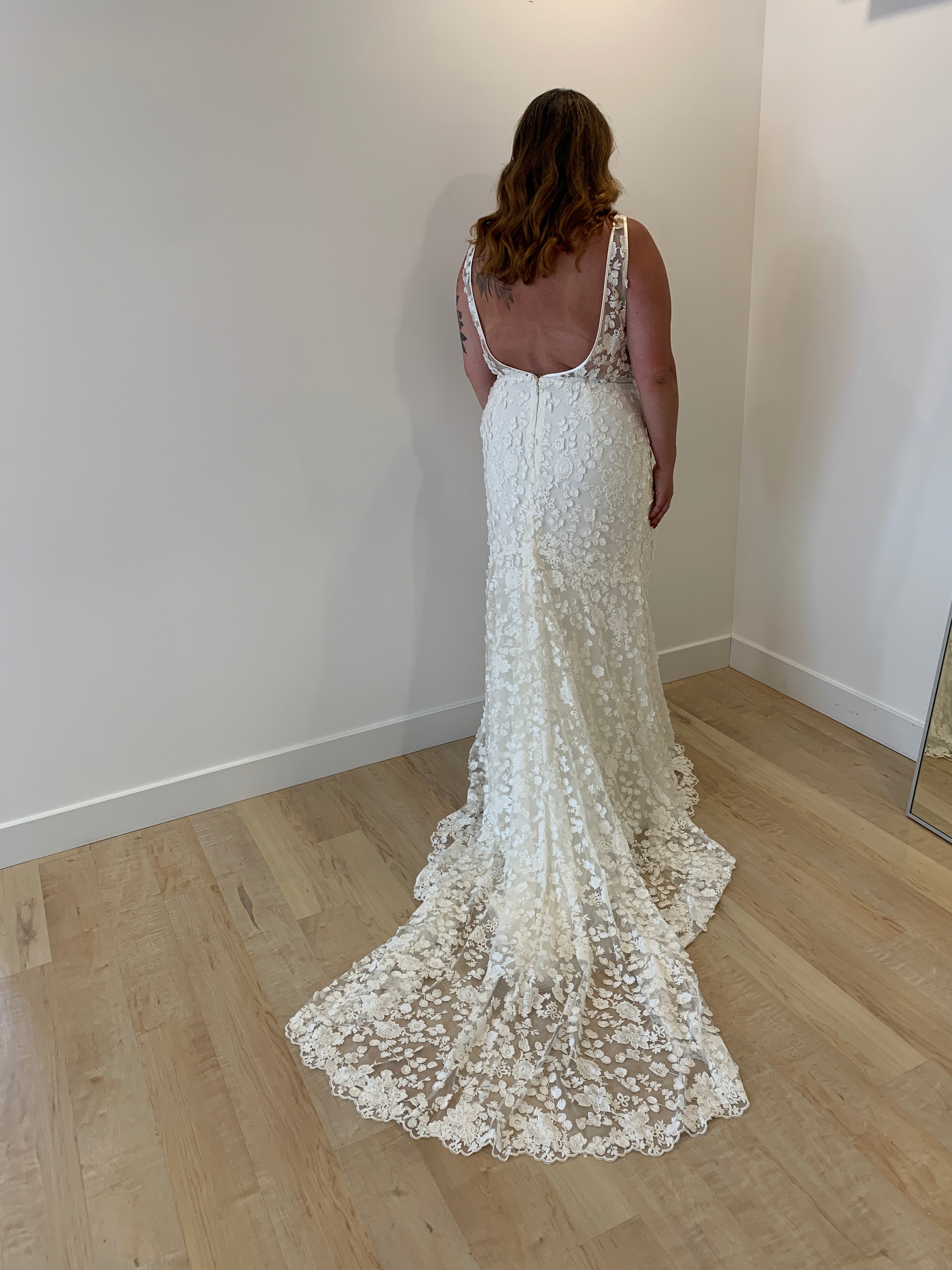 *EXCLUSIVITÉ* Joni *taille plus*- robe de mariée luxueuse de coupe ajustée, sans manches, en dentelle 3D *EXCLUSIVITÉ* Joni *taille plus*- robe de mariée luxueuse de coupe ajustée, sans manches, en dentelle 3D