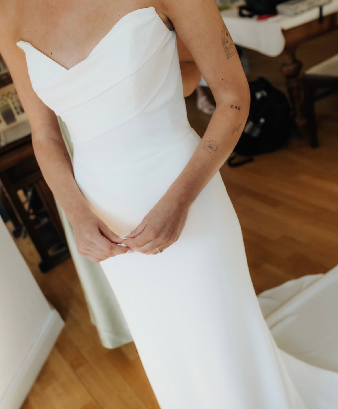 Grigio - robe de mariée ajustée en crêpe extensible avec bretelles off soulders amovibles Grigio - robe de mariée ajustée en crêpe extensible avec bretelles off soulders amovibles