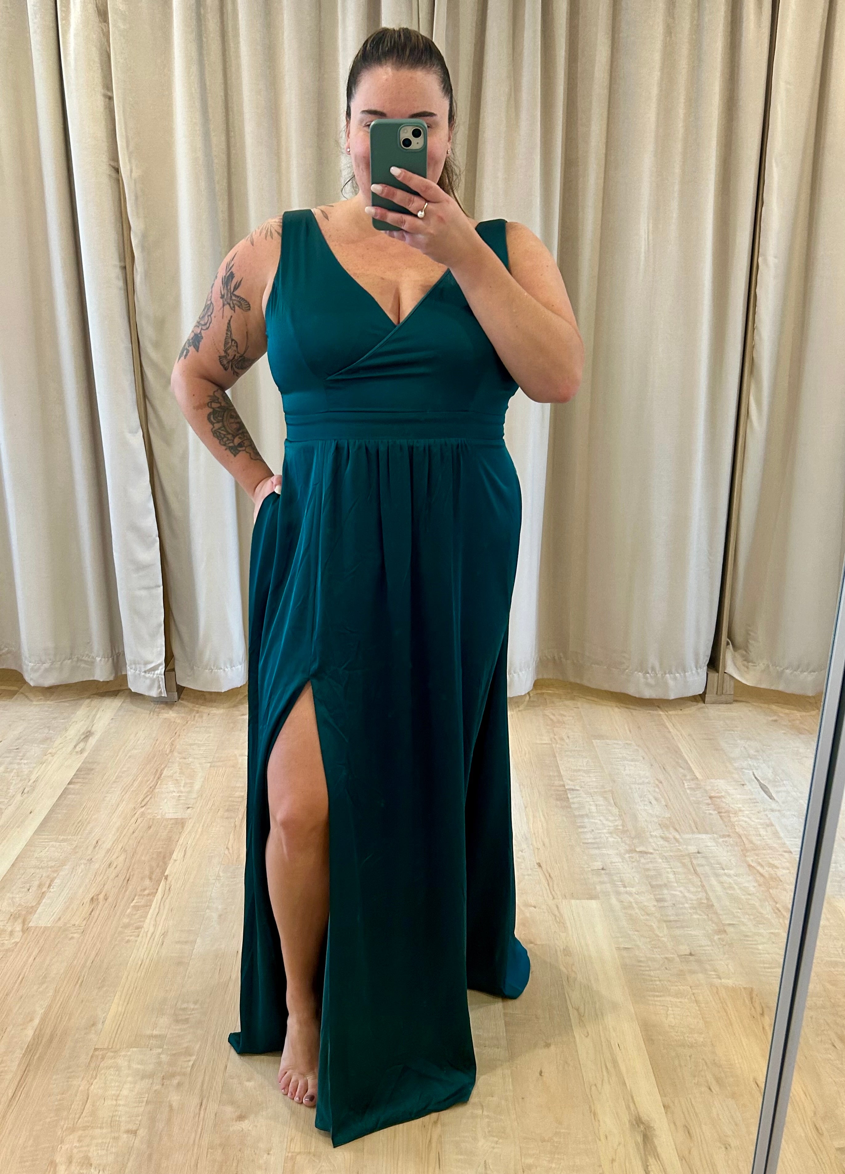 Yamila - robe longue en tissus satiné avec décolleté, poches, bretelles larges et jambe fendue Yamila - robe longue en tissus satiné avec décolleté, poches, bretelles larges et jambe fendue