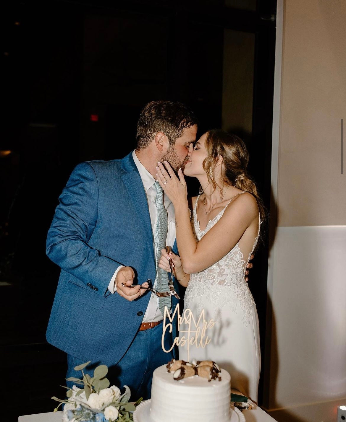 Zane - robe de mariée coupe ajustée en crêpe avec fente à la jambe à bretelles fines et dos ouvert Zane - robe de mariée coupe ajustée en crêpe avec fente à la jambe à bretelles fines et dos ouvert