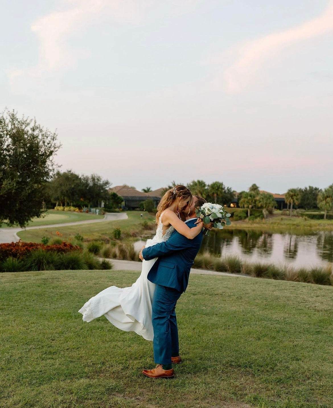 Zane - robe de mariée coupe ajustée en crêpe avec fente à la jambe à bretelles fines et dos ouvert Zane - robe de mariée coupe ajustée en crêpe avec fente à la jambe à bretelles fines et dos ouvert