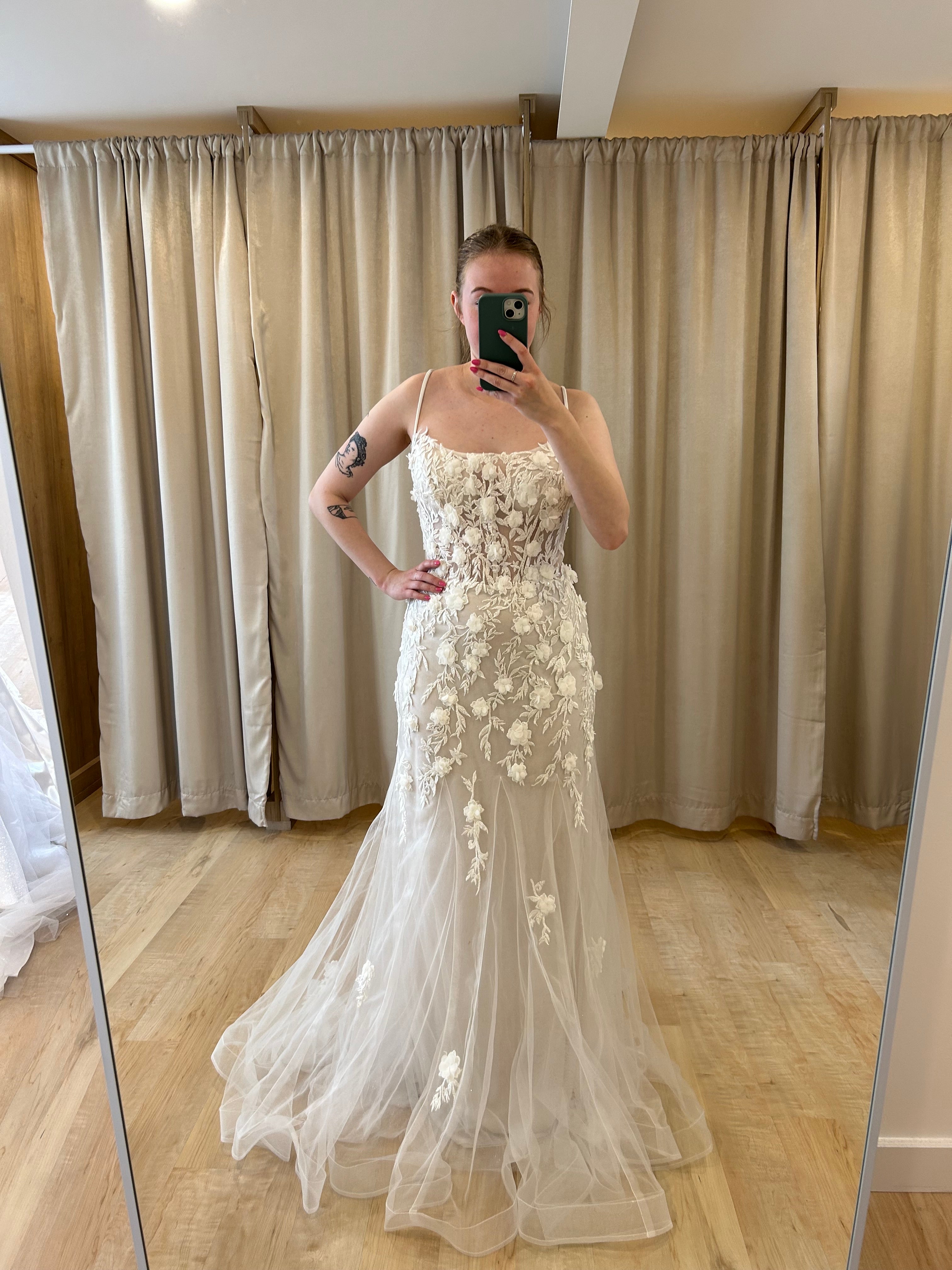 Luke - robe de mariée en dentelle avec fleurs 3D et dos lacé effet papillon Luke - robe de mariée en dentelle avec fleurs 3D et dos lacé effet papillon