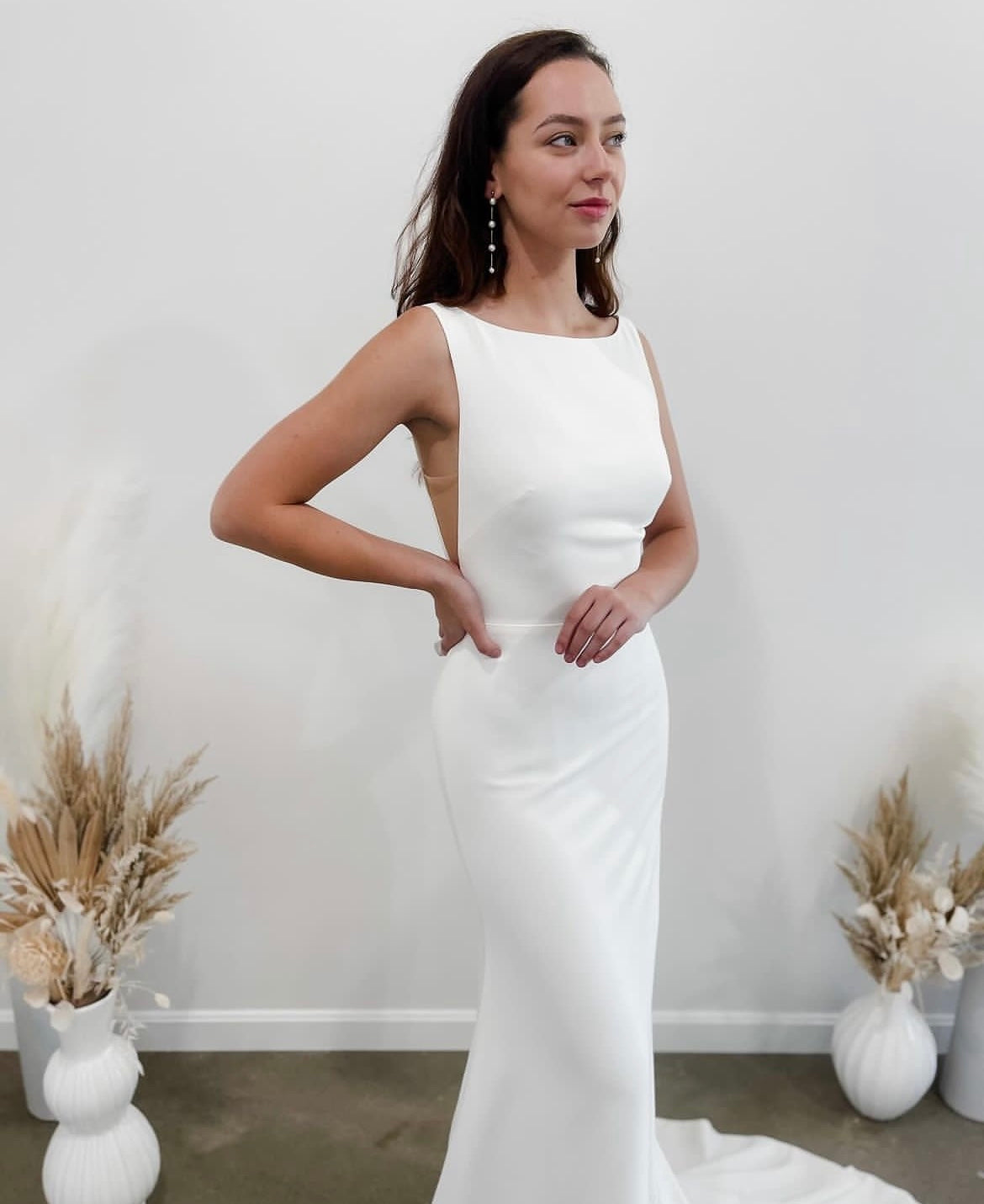 * EXCLUSIVITÉ * Silas - robe de mariée moderne ajustée et épurée à encolure Sabrina et ouvertures transparentes sur les côtés * EXCLUSIVITÉ * Silas - robe de mariée moderne ajustée et épurée à encolure Sabrina et ouvertures transparentes sur les côtés