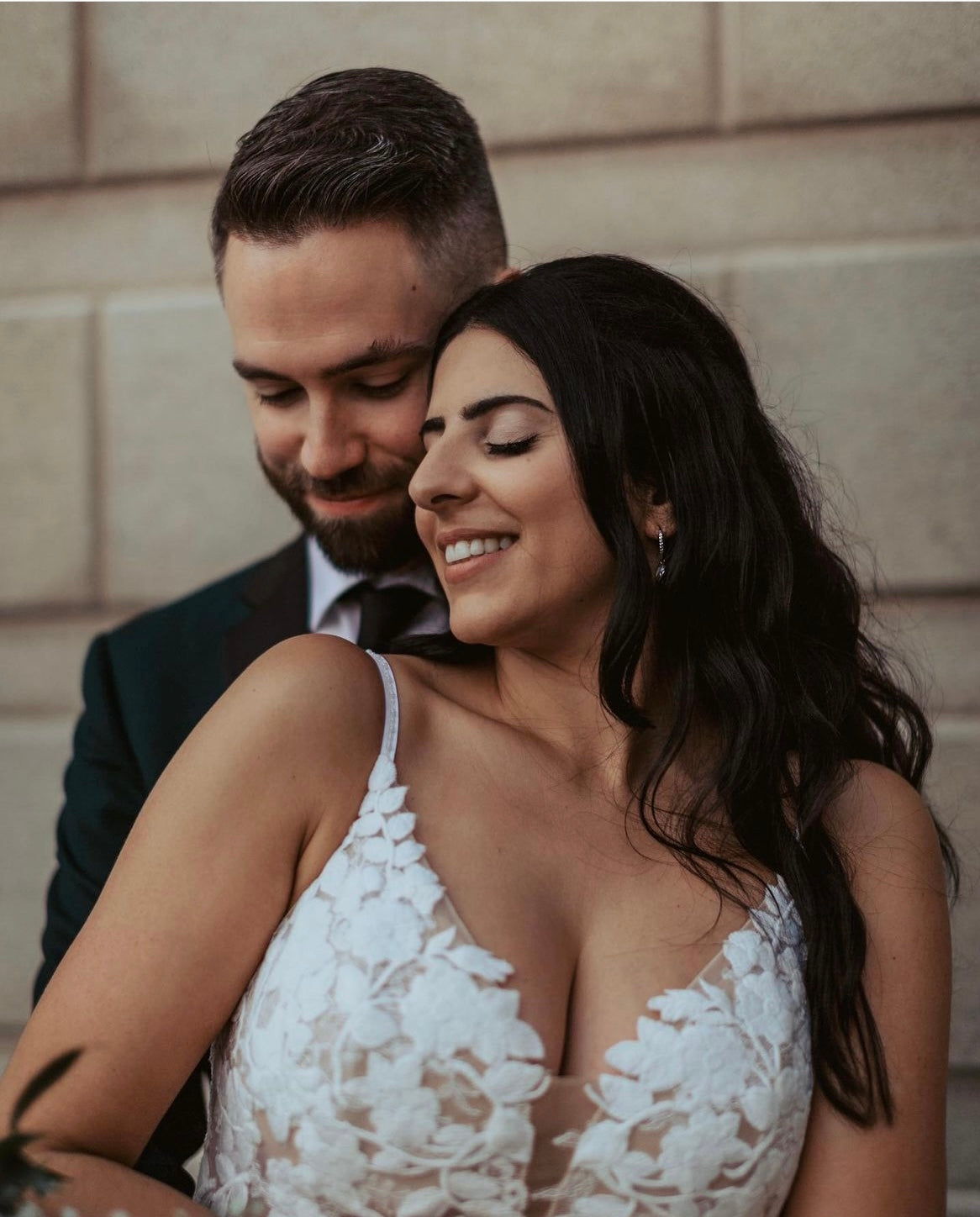 *EXCLUSIVITÉ* Tammy - robe de mariée coupe ajustée sans manches avec bas en crêpe et traîne en dentelle florale *EXCLUSIVITÉ* Tammy - robe de mariée coupe ajustée sans manches avec bas en crêpe et traîne en dentelle florale