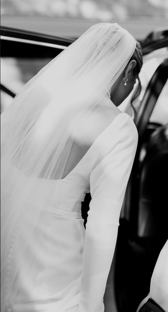 *EXCLUSIVITÉ* Scarlett - robe de mariée moderne ajustée et épurée à encolure carré et manches longues *EXCLUSIVITÉ* Scarlett - robe de mariée moderne ajustée et épurée à encolure carré et manches longues