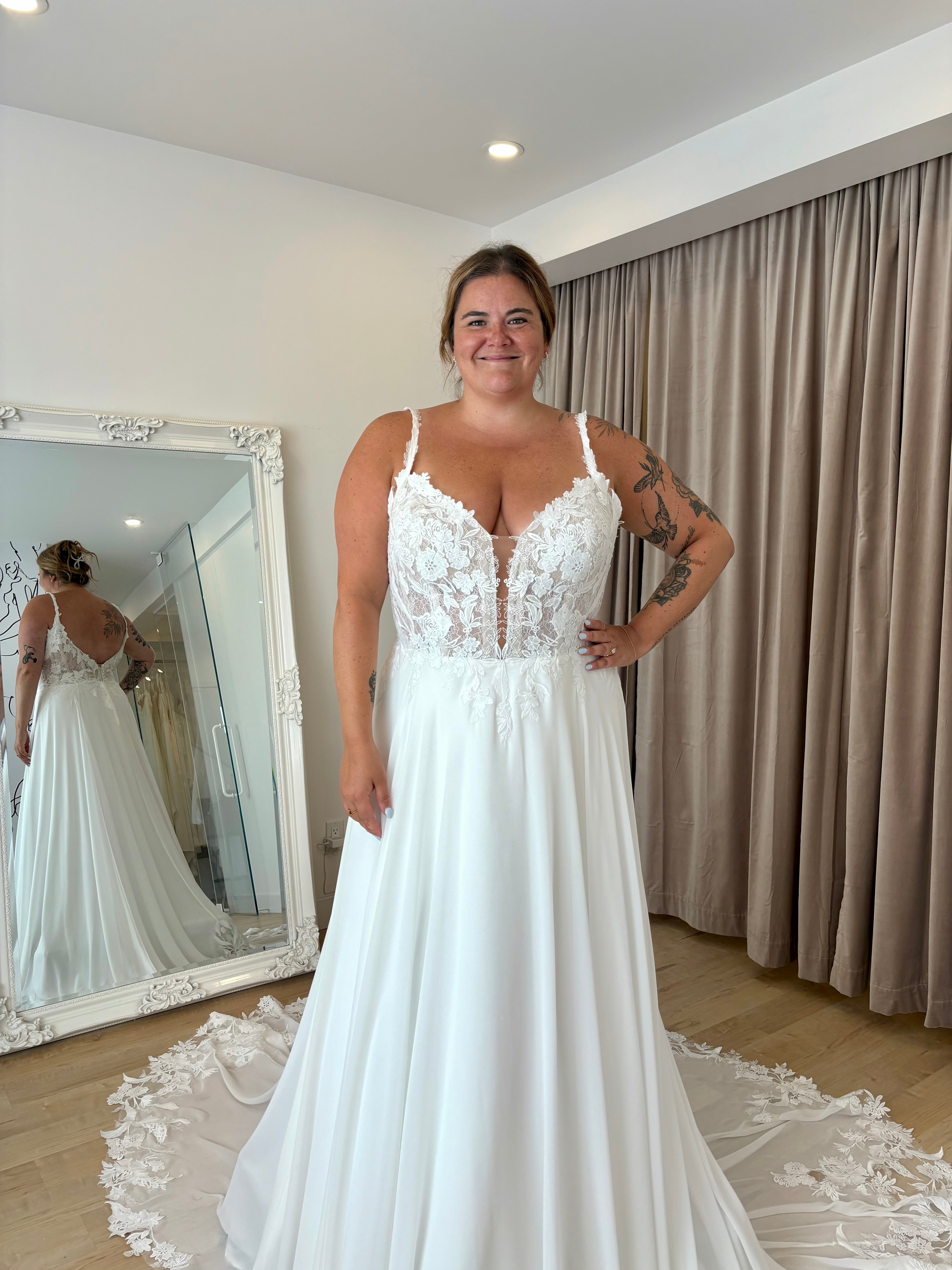 Brayson - robe de mariée boho avec dentelle et jupe en chiffon à traîne magistrale Brayson - robe de mariée boho avec dentelle et jupe en chiffon à traîne magistrale