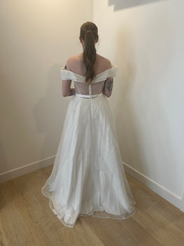 Wheeler - long off-shoulder dress in shiny organza with leg slit