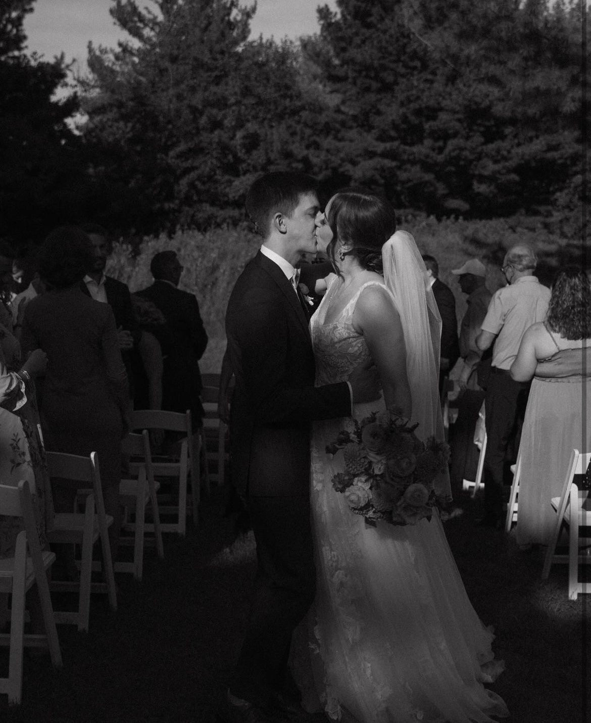 Alfie - robe en A volumineuse avec dentelle florale légèrement brodée et encolure droite Alfie - robe en A volumineuse avec dentelle florale légèrement brodée et encolure droite