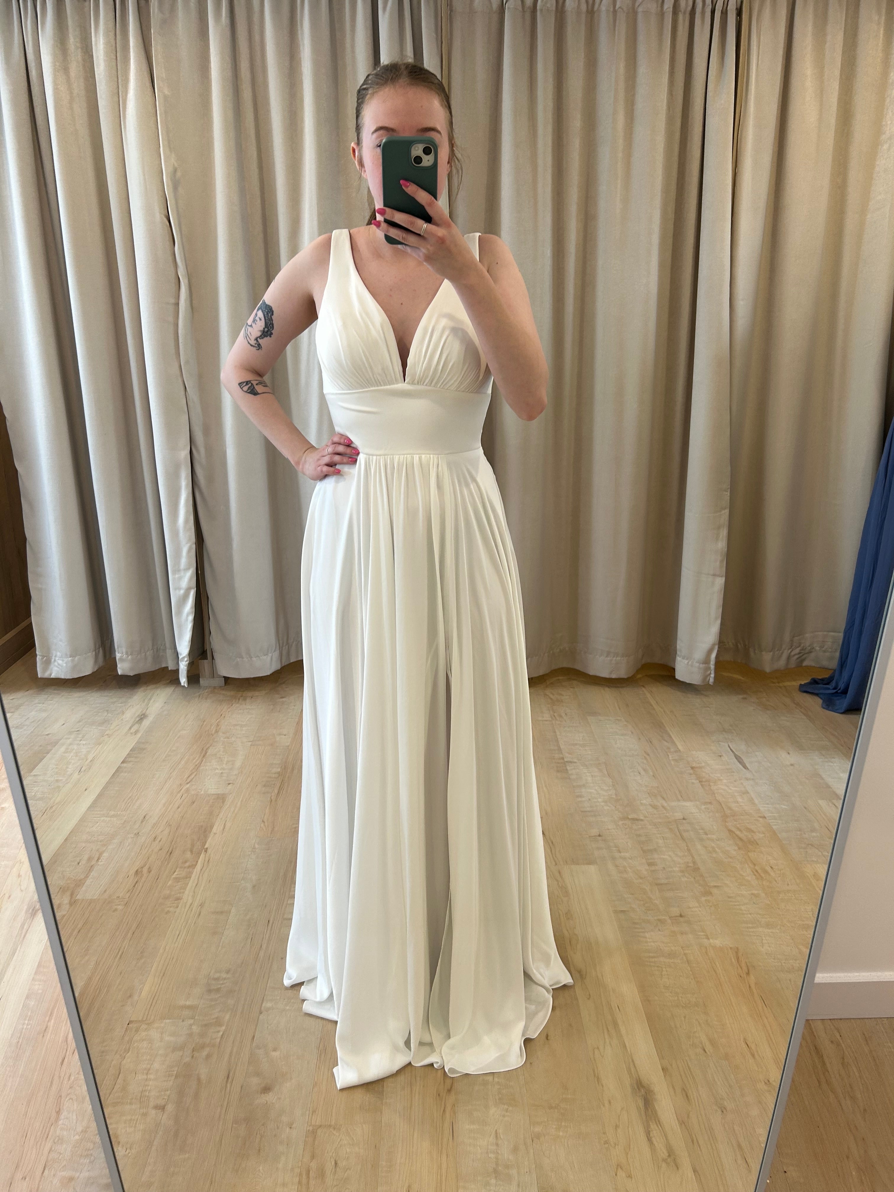 Liza - robe longue en tissus satiné avec décolleté en V et jambe fendue Liza - robe longue en tissus satiné avec décolleté en V et jambe fendue