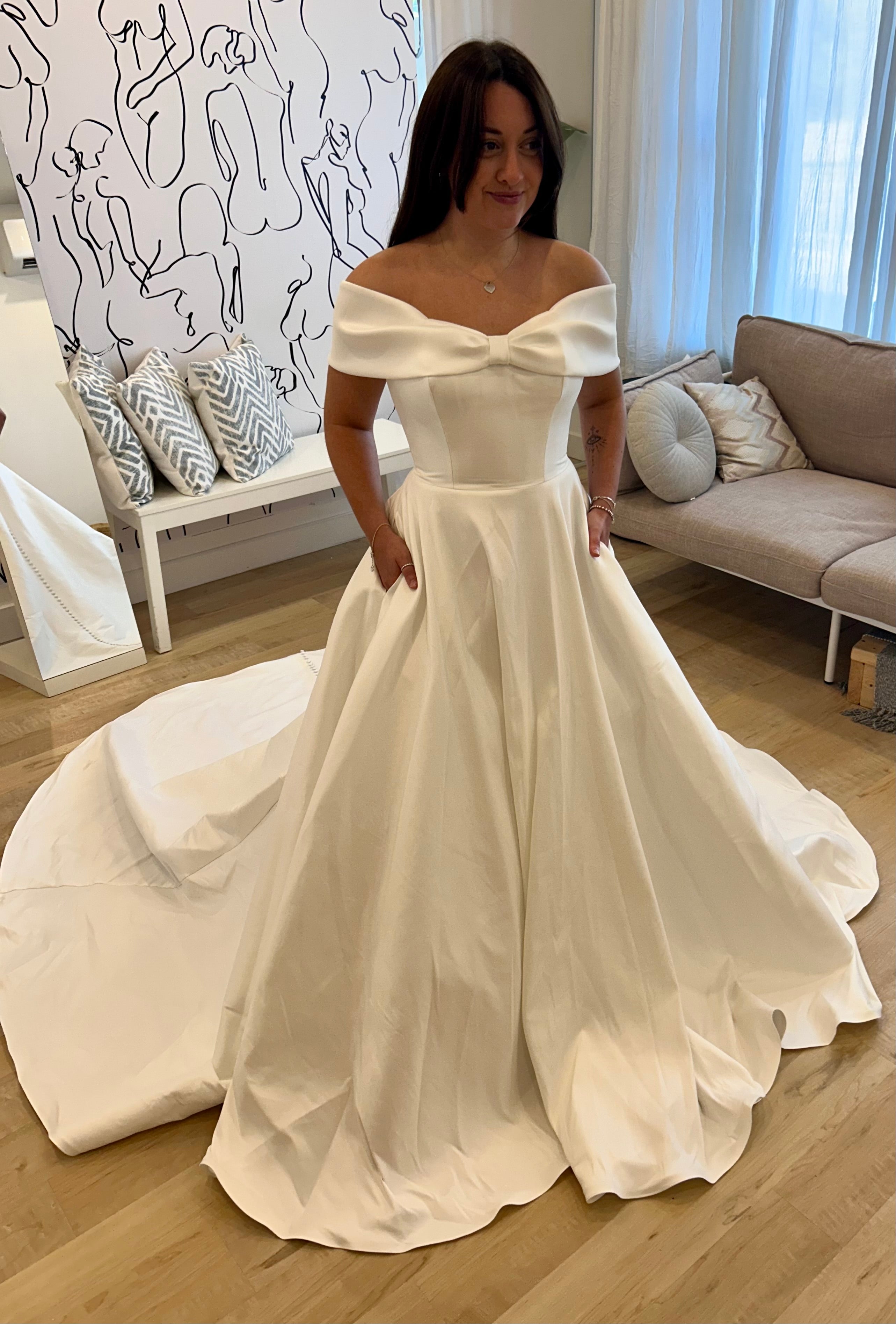 * EXCLUSIVITÉ * Bowton - robe de mariée moderne et classique à bustier off shoulders à boucle statement en tissus satiné avec jupe ample * EXCLUSIVITÉ * Bowton - robe de mariée moderne et classique à bustier off shoulders à boucle statement en tissus satiné avec jupe ample