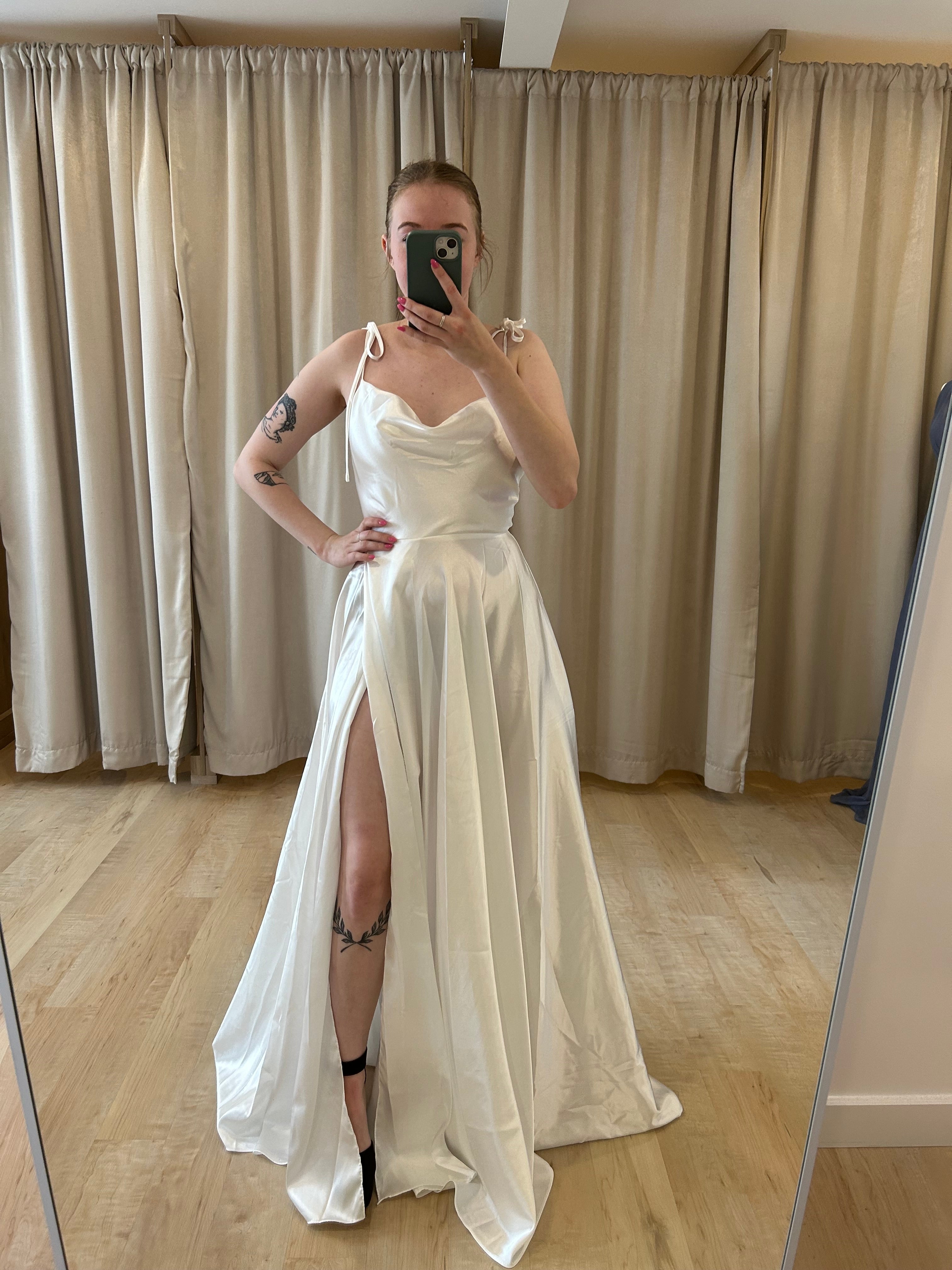 Beliza - robe longue en tissus satiné avec décolleté baveux et bretelles à nouer Beliza - robe longue en tissus satiné avec décolleté baveux et bretelles à nouer