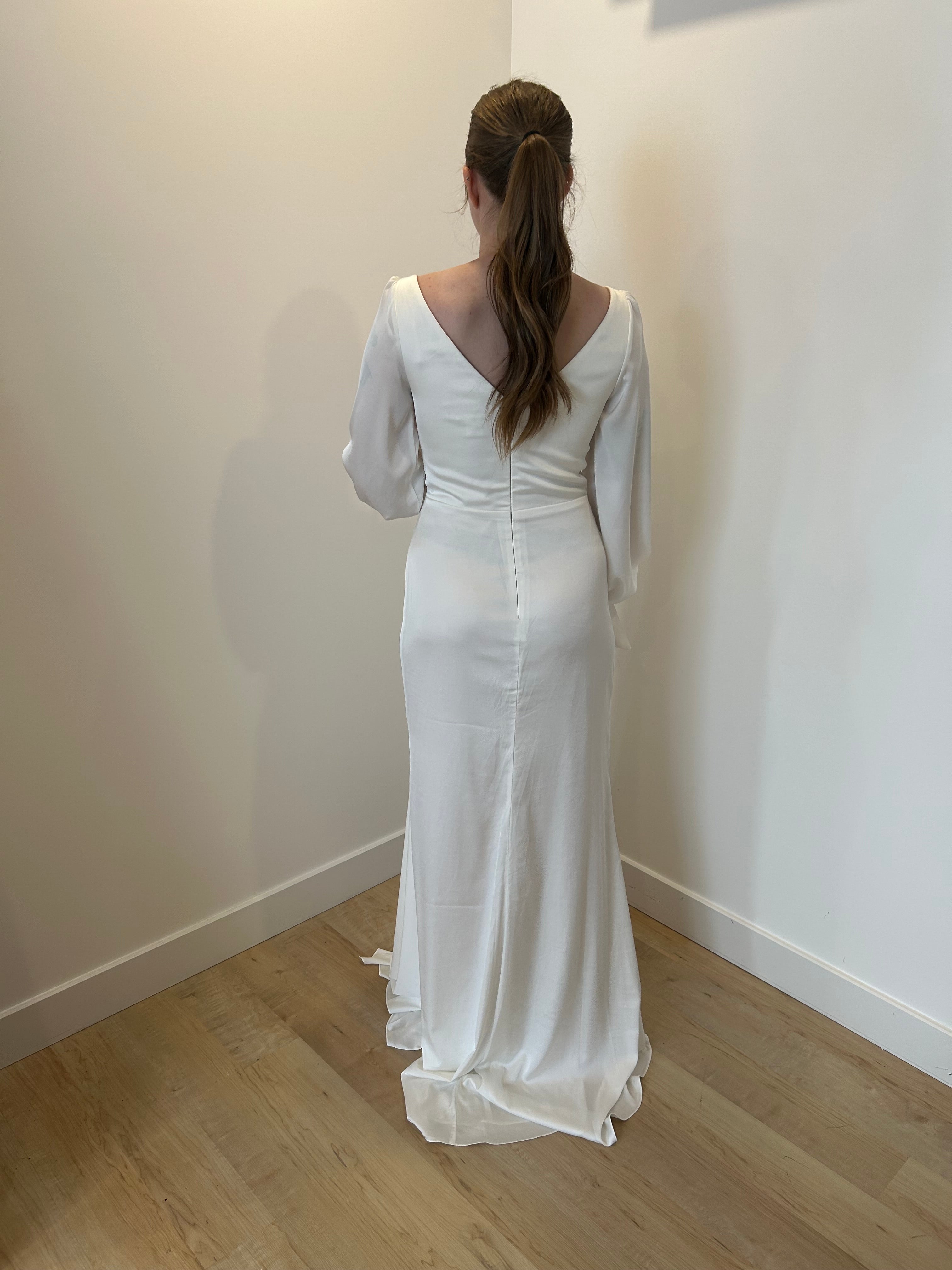 Dorit - robe longue en tissus satiné avec décolleté en V effet cache-coeur avec plis, à manches longues effet ballon Dorit - robe longue en tissus satiné avec décolleté en V effet cache-coeur avec plis, à manches longues effet ballon