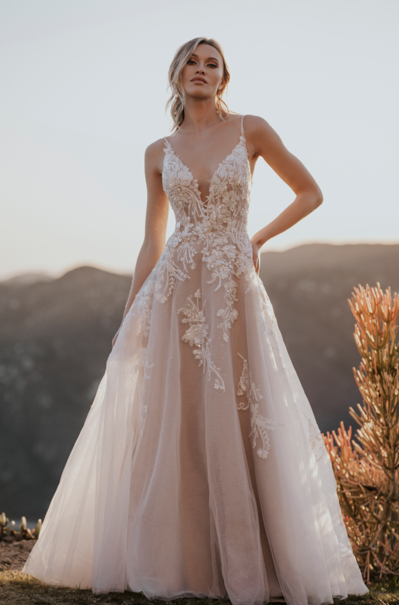 Aussie - robe de mariée haut de gamme à broderie florale avec dos nu en V Aussie - robe de mariée haut de gamme à broderie florale avec dos nu en V