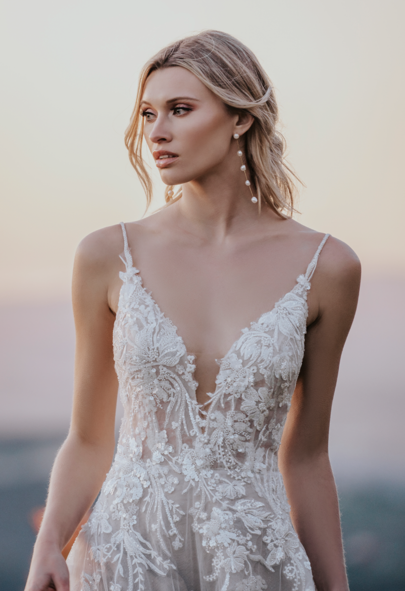 Aussie - robe de mariée haut de gamme à broderie florale avec dos nu en V Aussie - robe de mariée haut de gamme à broderie florale avec dos nu en V