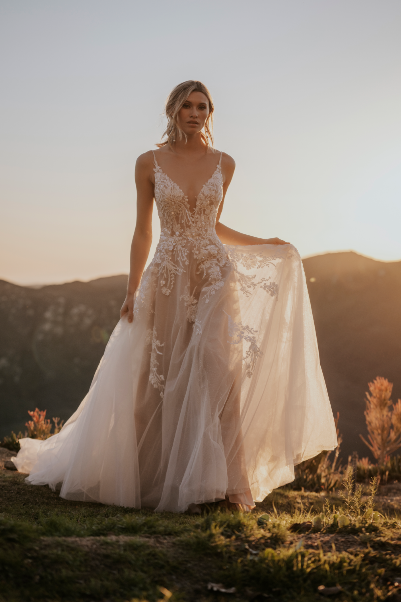 Aussie - robe de mariée haut de gamme à broderie florale avec dos nu en V Aussie - robe de mariée haut de gamme à broderie florale avec dos nu en V