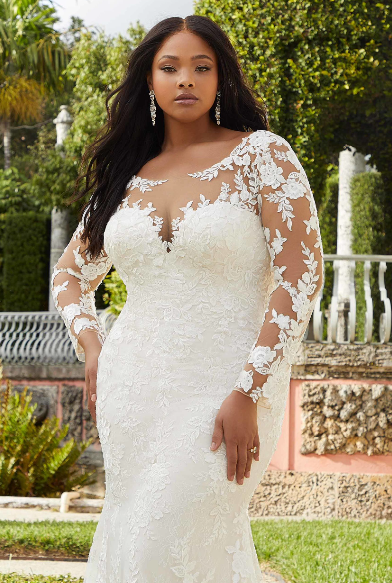 Alexie *taille plus* *échantillon taille 20W* - robe de mariée classique de coupe ajustée en dentelle avec haut illusion et manches longues Alexie *taille plus* *échantillon taille 20W* - robe de mariée classique de coupe ajustée en dentelle avec haut illusion et manches longues