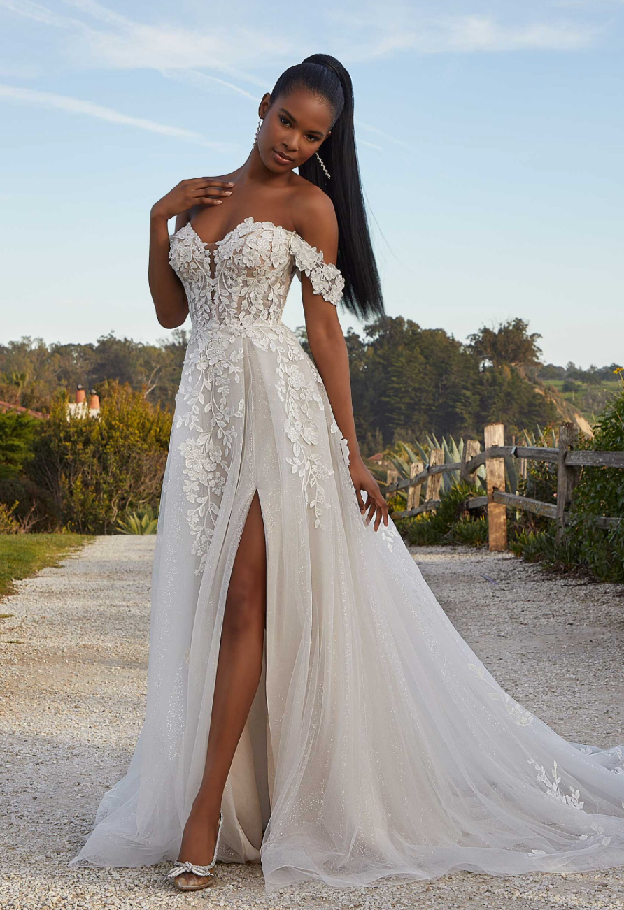 Moldo - robe moderne et romantique de coupe A en tulle et dentelle avec bretelles tombantes amovibles et fente à la jambe Moldo - robe moderne et romantique de coupe A en tulle et dentelle avec bretelles tombantes amovibles et fente à la jambe