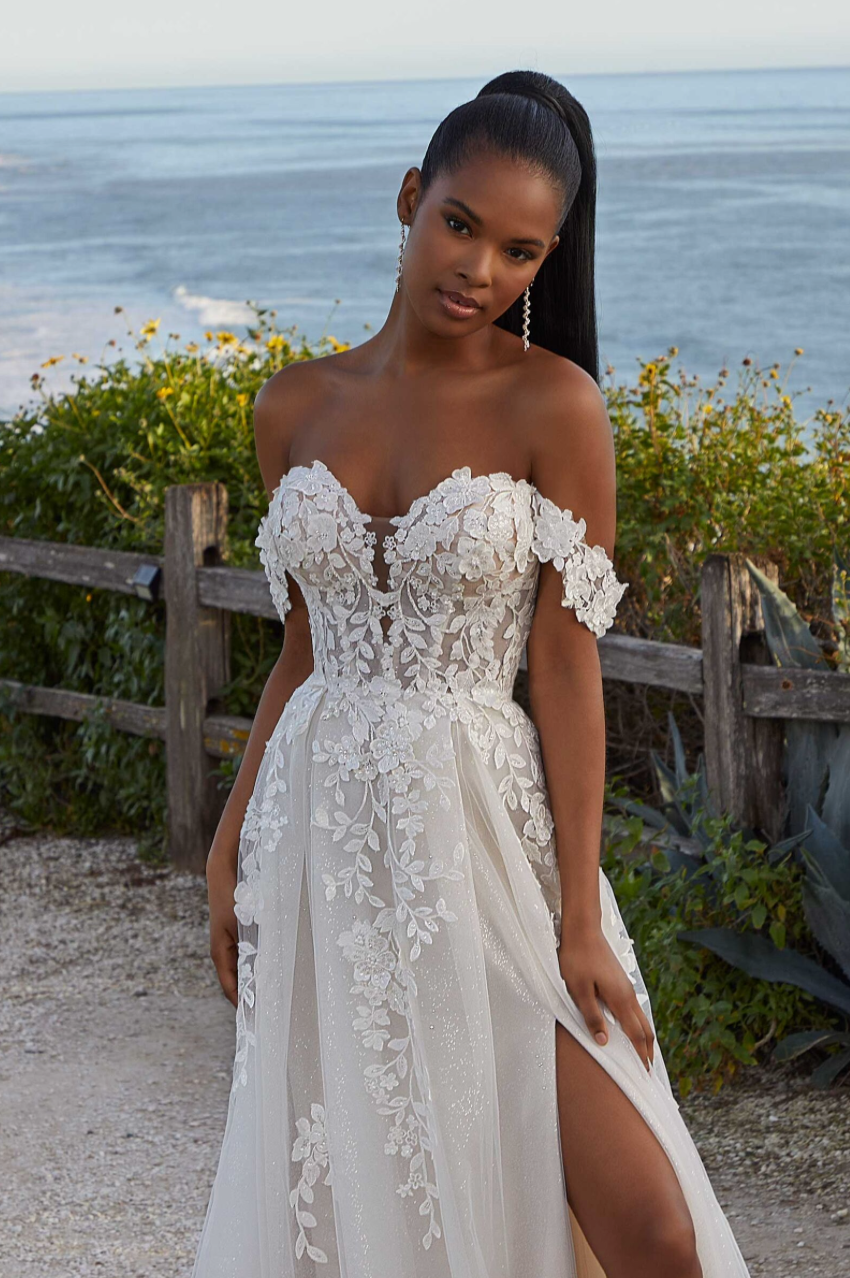 Moldo - robe moderne et romantique de coupe A en tulle et dentelle avec bretelles tombantes amovibles et fente à la jambe Moldo - robe moderne et romantique de coupe A en tulle et dentelle avec bretelles tombantes amovibles et fente à la jambe