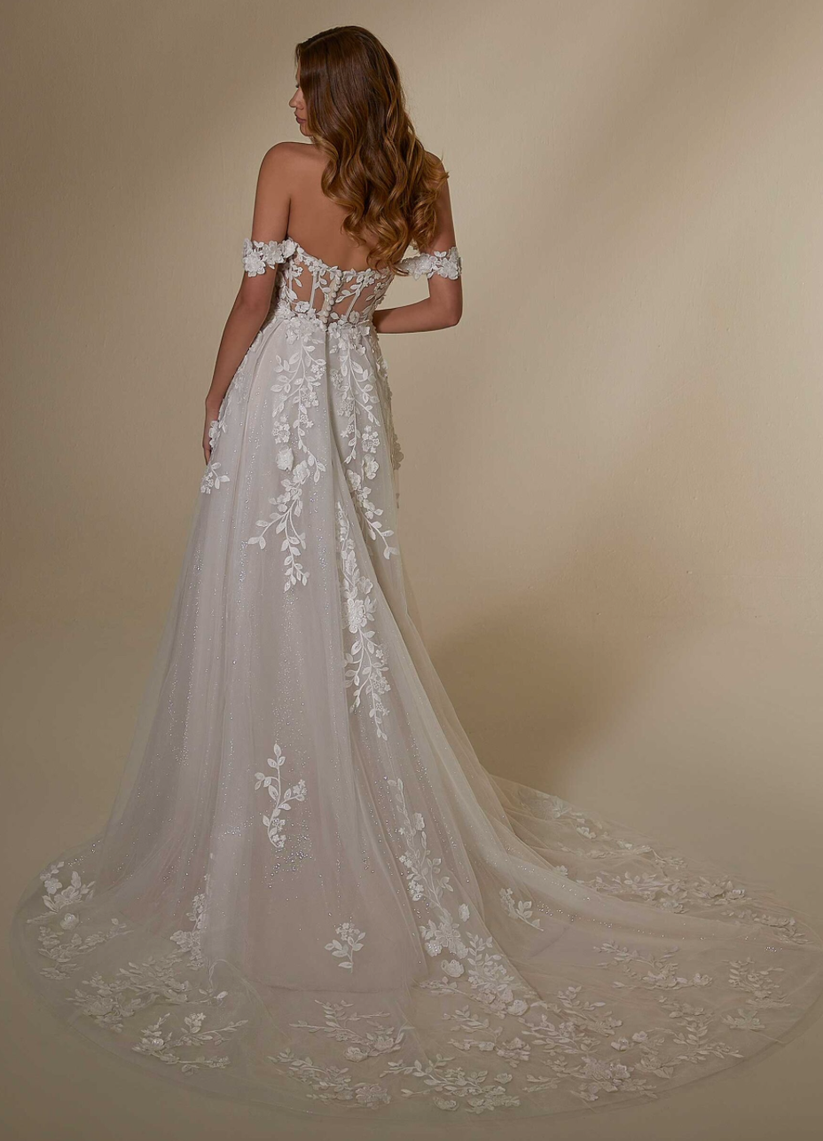Moldo - robe moderne et romantique de coupe A en tulle et dentelle avec bretelles tombantes amovibles et fente à la jambe Moldo - robe moderne et romantique de coupe A en tulle et dentelle avec bretelles tombantes amovibles et fente à la jambe