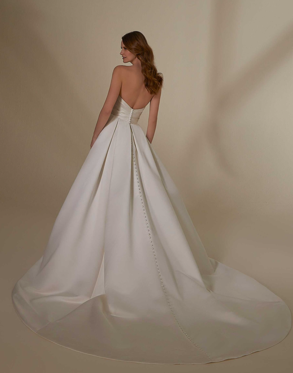 Fay *taille plus* - robe de mariée boho ligne A avec dentelle brillante et manches longues amovibles Fay *taille plus* - robe de mariée boho ligne A avec dentelle brillante et manches longues amovibles