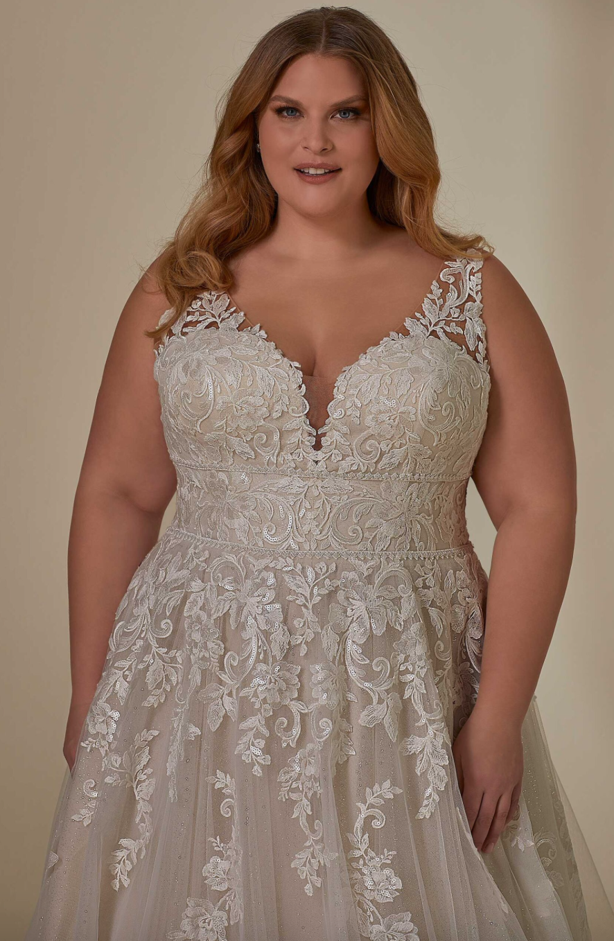 Fay *taille plus* - robe de mariée boho ligne A avec dentelle brillante et manches longues amovibles Fay *taille plus* - robe de mariée boho ligne A avec dentelle brillante et manches longues amovibles