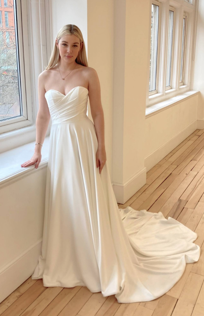 *EXCLUSIVITÉ* Lydia *taille plus* *échantillon taille 20* - robe de mariée moderne et classique à bustier en coeur avec jeu de plis en jersey *EXCLUSIVITÉ* Lydia *taille plus* *échantillon taille 20* - robe de mariée moderne et classique à bustier en coeur avec jeu de plis en jersey