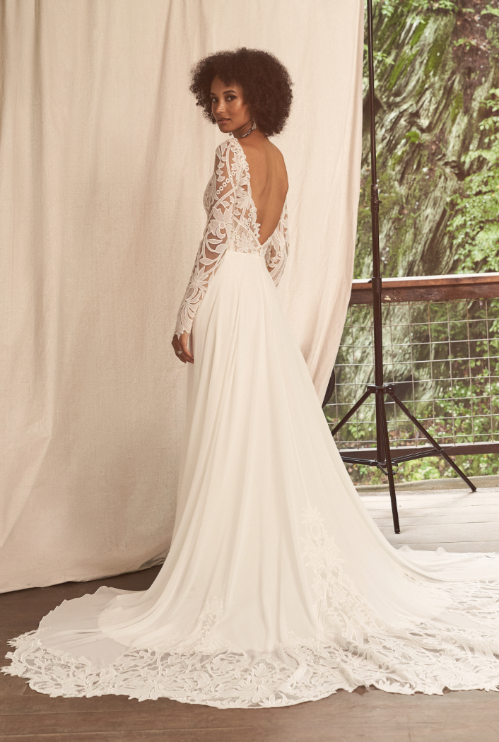 Edward *échantillon taille 14* - robe de mariée boho avec manches longues, dos ouvert en V et jupe de chiffon avec traîne AVEC finitions de dentelle Edward *échantillon taille 14* - robe de mariée boho avec manches longues, dos ouvert en V et jupe de chiffon avec traîne AVEC finitions de dentelle