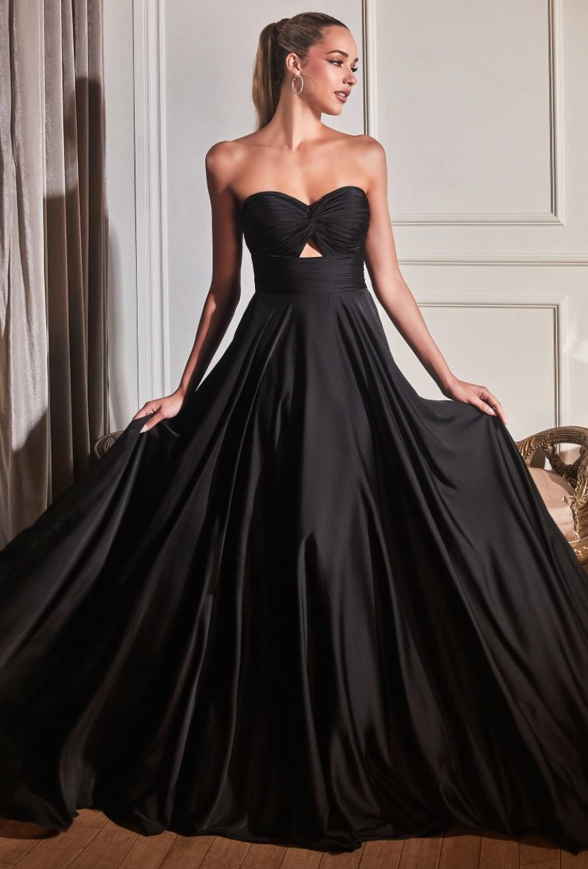 Weston *tailles 4 à 14* - robe longue en tissus satiné avec bustier en coeur et cut-out à l'avant Weston *tailles 4 à 14* - robe longue en tissus satiné avec bustier en coeur et cut-out à l'avant