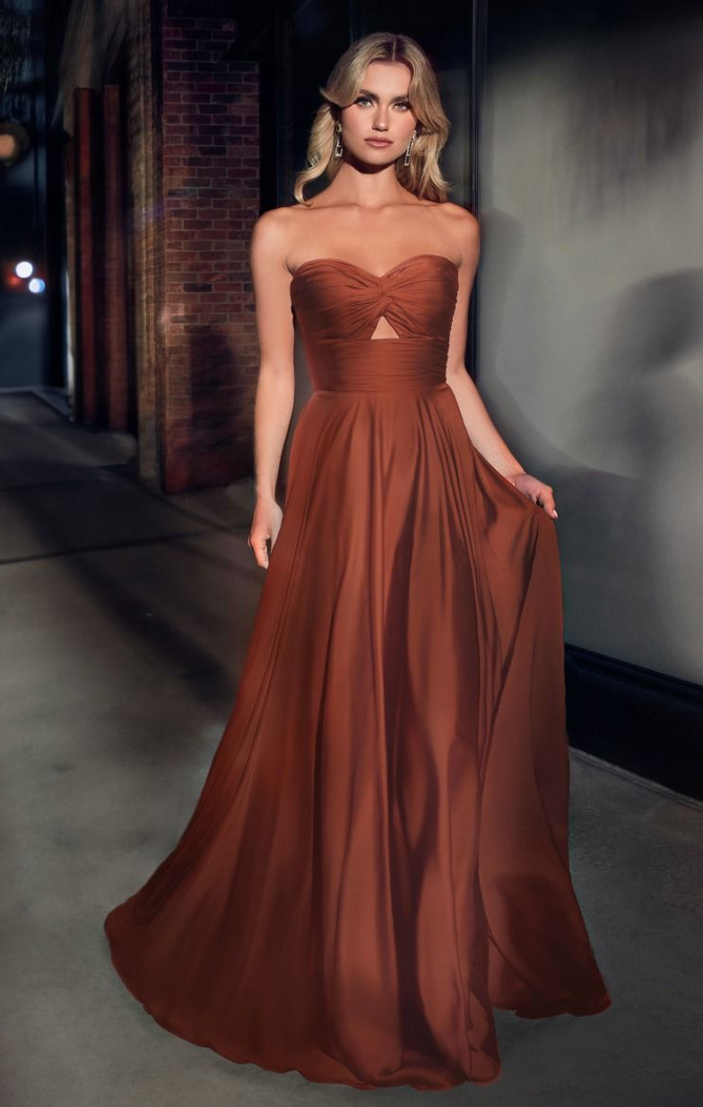 Weston *tailles 4 à 14* - robe longue en tissus satiné avec bustier en coeur et cut-out à l'avant Weston *tailles 4 à 14* - robe longue en tissus satiné avec bustier en coeur et cut-out à l'avant