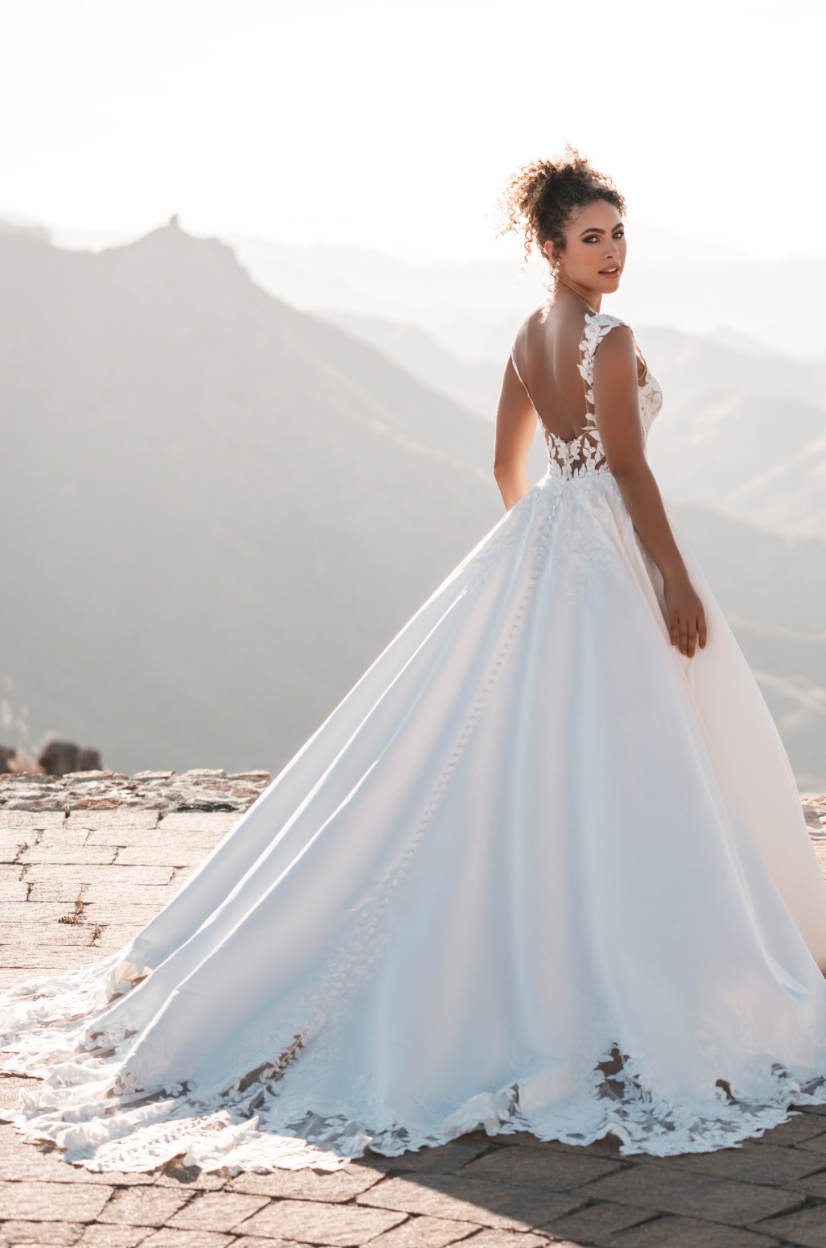 Elias - robe de mariée classique avec haut en dentelle sexy de style corset jupe de satin mât avec crinoline Elias - robe de mariée classique avec haut en dentelle sexy de style corset jupe de satin mât avec crinoline