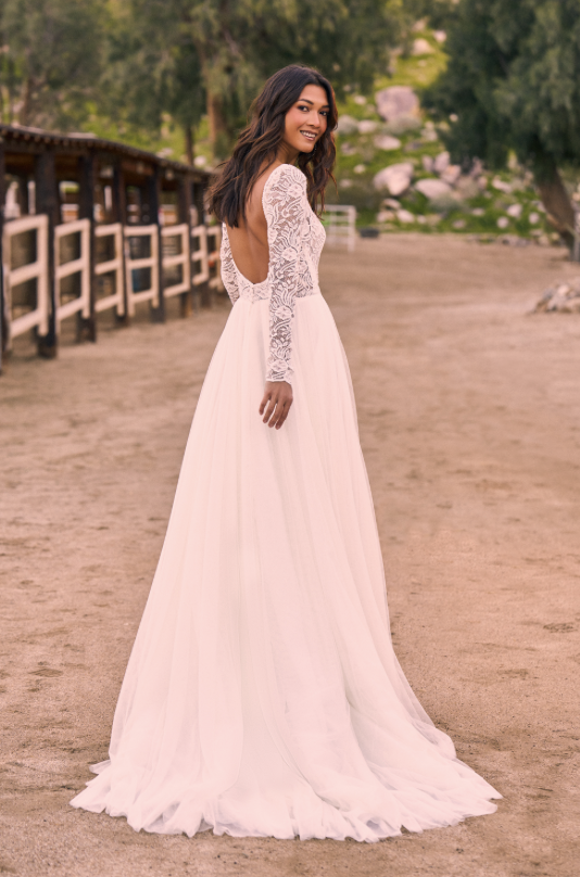 Marcella *échantillon taille 14* - robe de mariée à manches longues et encolure haute Sabrina avec jupe de tulle Marcella *échantillon taille 14* - robe de mariée à manches longues et encolure haute Sabrina avec jupe de tulle