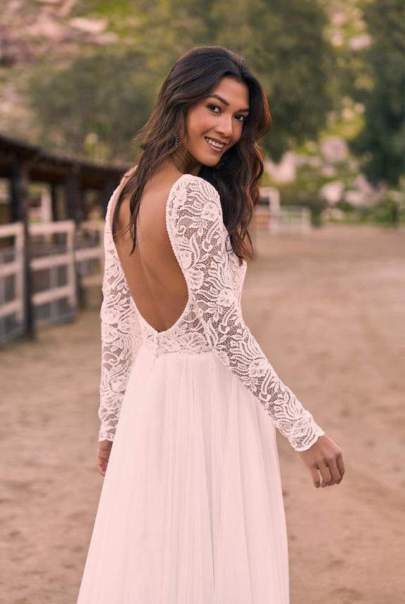 Marcella *échantillon taille 14* - robe de mariée à manches longues et encolure haute Sabrina avec jupe de tulle Marcella *échantillon taille 14* - robe de mariée à manches longues et encolure haute Sabrina avec jupe de tulle