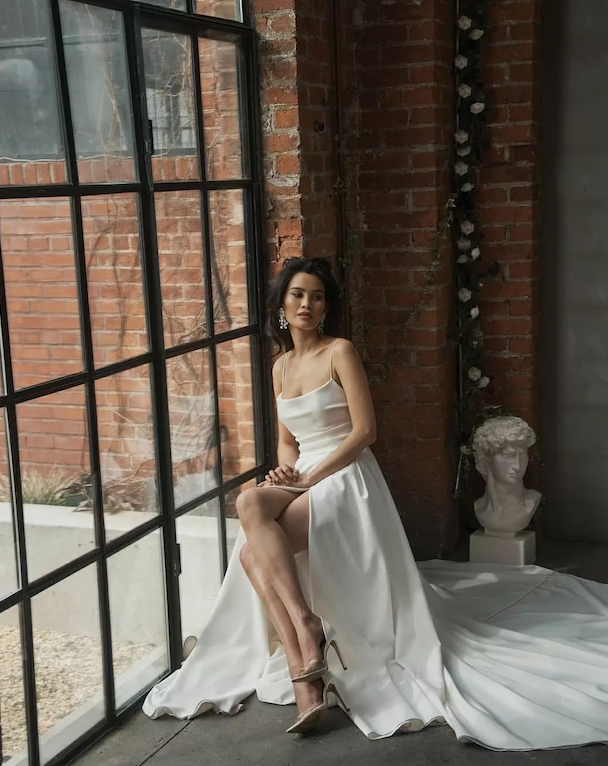 Lanson - robe de mariée moderne et intemporelle à encolure droite et jambe fendue Lanson - robe de mariée moderne et intemporelle à encolure droite et jambe fendue