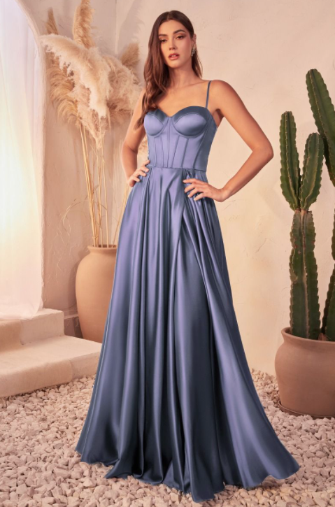 Heather - robe longue en tissus satiné avec corset, bretelles fines, dos lacé et jambe fendue Heather - robe longue en tissus satiné avec corset, bretelles fines, dos lacé et jambe fendue