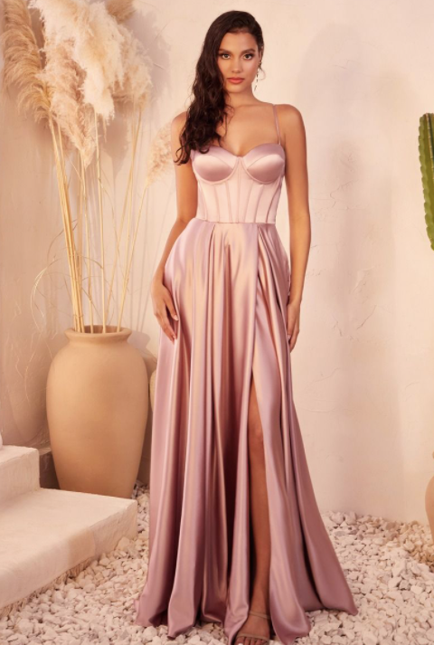 Heather - robe longue en tissus satiné avec corset, bretelles fines, dos lacé et jambe fendue Heather - robe longue en tissus satiné avec corset, bretelles fines, dos lacé et jambe fendue