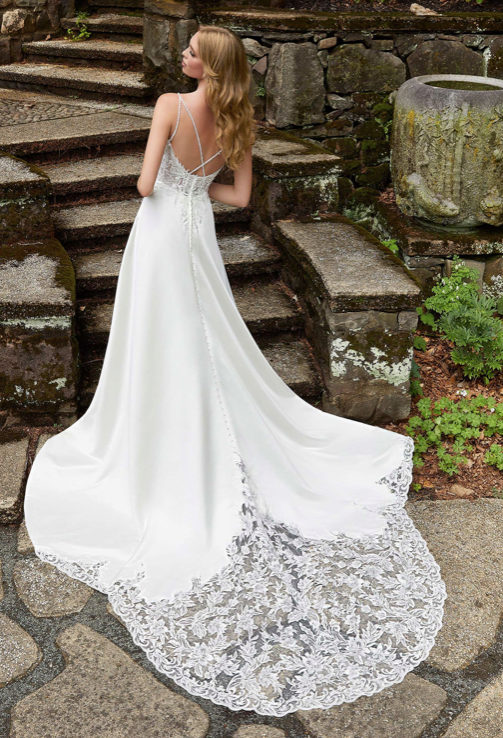 Reggie *taille plus* - robe de mariée classique avec haut en dentelle sexy et jupe de satin Reggie *taille plus* - robe de mariée classique avec haut en dentelle sexy et jupe de satin