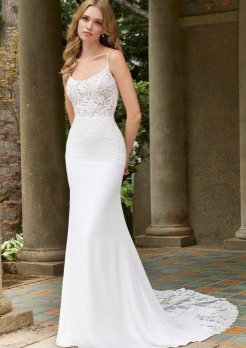 Dario - robe de mariée coupe ajustée en crêpe à bretelles fines et dos totalement ouvert Dario - robe de mariée coupe ajustée en crêpe à bretelles fines et dos totalement ouvert