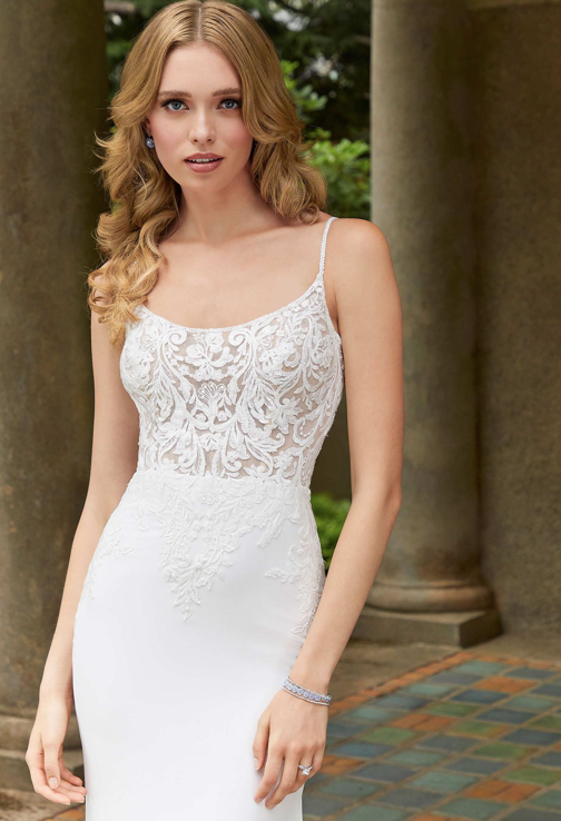 Dario - robe de mariée coupe ajustée en crêpe à bretelles fines et dos totalement ouvert Dario - robe de mariée coupe ajustée en crêpe à bretelles fines et dos totalement ouvert