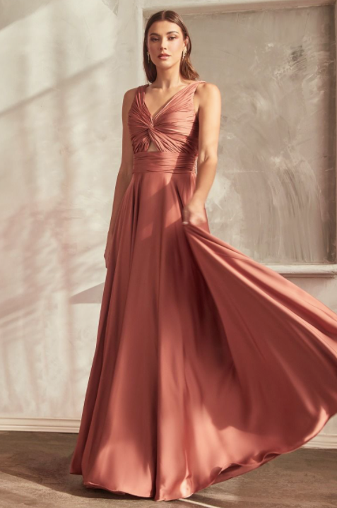 Rushe *tailles 4 à 14* - robe longue en tissus satiné avec jeu de plis et cut-out à l'avant Rushe *tailles 4 à 14* - robe longue en tissus satiné avec jeu de plis et cut-out à l'avant