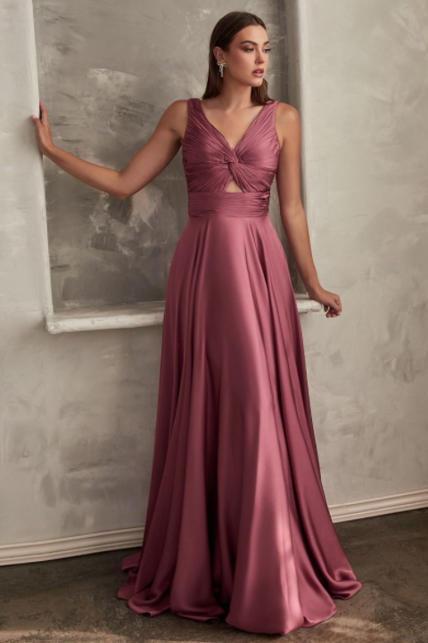 Rushe *tailles 4 à 14* - robe longue en tissus satiné avec jeu de plis et cut-out à l'avant Rushe *tailles 4 à 14* - robe longue en tissus satiné avec jeu de plis et cut-out à l'avant