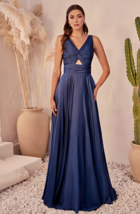 Rushe *tailles 4 à 14* - robe longue en tissus satiné avec jeu de plis et cut-out à l'avant Rushe *tailles 4 à 14* - robe longue en tissus satiné avec jeu de plis et cut-out à l'avant