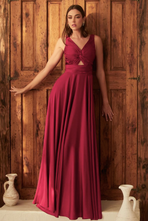 Rushe *tailles 4 à 14* - robe longue en tissus satiné avec jeu de plis et cut-out à l'avant Rushe *tailles 4 à 14* - robe longue en tissus satiné avec jeu de plis et cut-out à l'avant