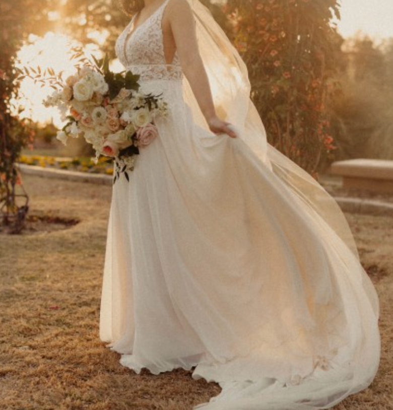 Shiloh - robe de mariée boho sans manches avec haut en V et décolleté illusion Shiloh - robe de mariée boho sans manches avec haut en V et décolleté illusion