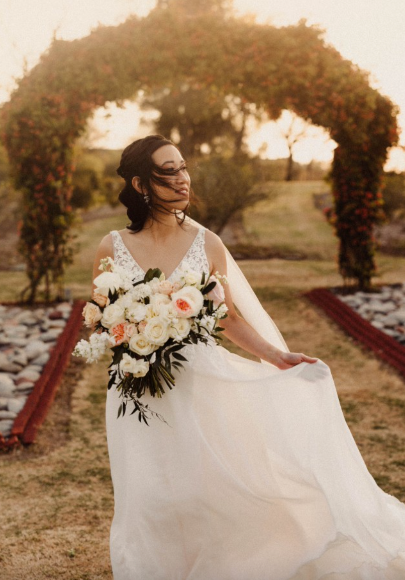 Shiloh - robe de mariée boho sans manches avec haut en V et décolleté illusion Shiloh - robe de mariée boho sans manches avec haut en V et décolleté illusion