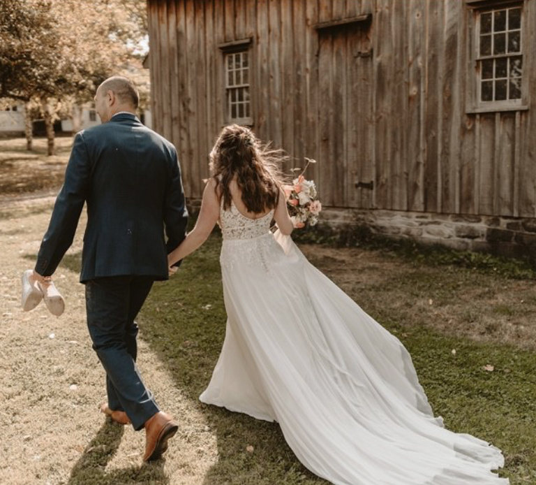 Shiloh *taille plus* - robe de mariée boho sans manches avec haut en V et décolleté illusion Shiloh *taille plus* - robe de mariée boho sans manches avec haut en V et décolleté illusion