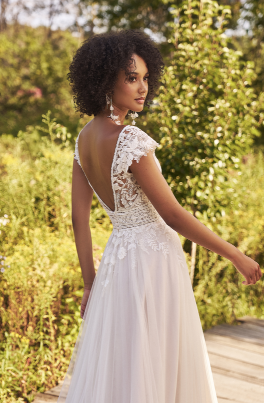 Mavi - robe de mariée boho ligne A avec dentelle florale unique et manches courtes vaporeuses Mavi - robe de mariée boho ligne A avec dentelle florale unique et manches courtes vaporeuses