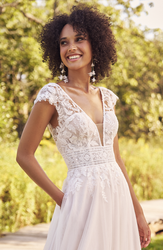 Mavi - robe de mariée boho ligne A avec dentelle florale unique et manches courtes vaporeuses Mavi - robe de mariée boho ligne A avec dentelle florale unique et manches courtes vaporeuses