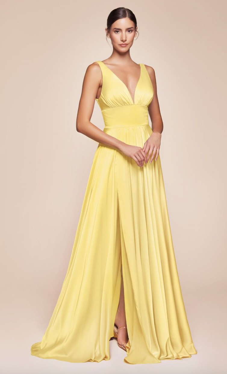 Brad *tailles 2 à 12* - robe longue en tissus satiné avec décolleté en V et jambe fendue Brad *tailles 2 à 12* - robe longue en tissus satiné avec décolleté en V et jambe fendue