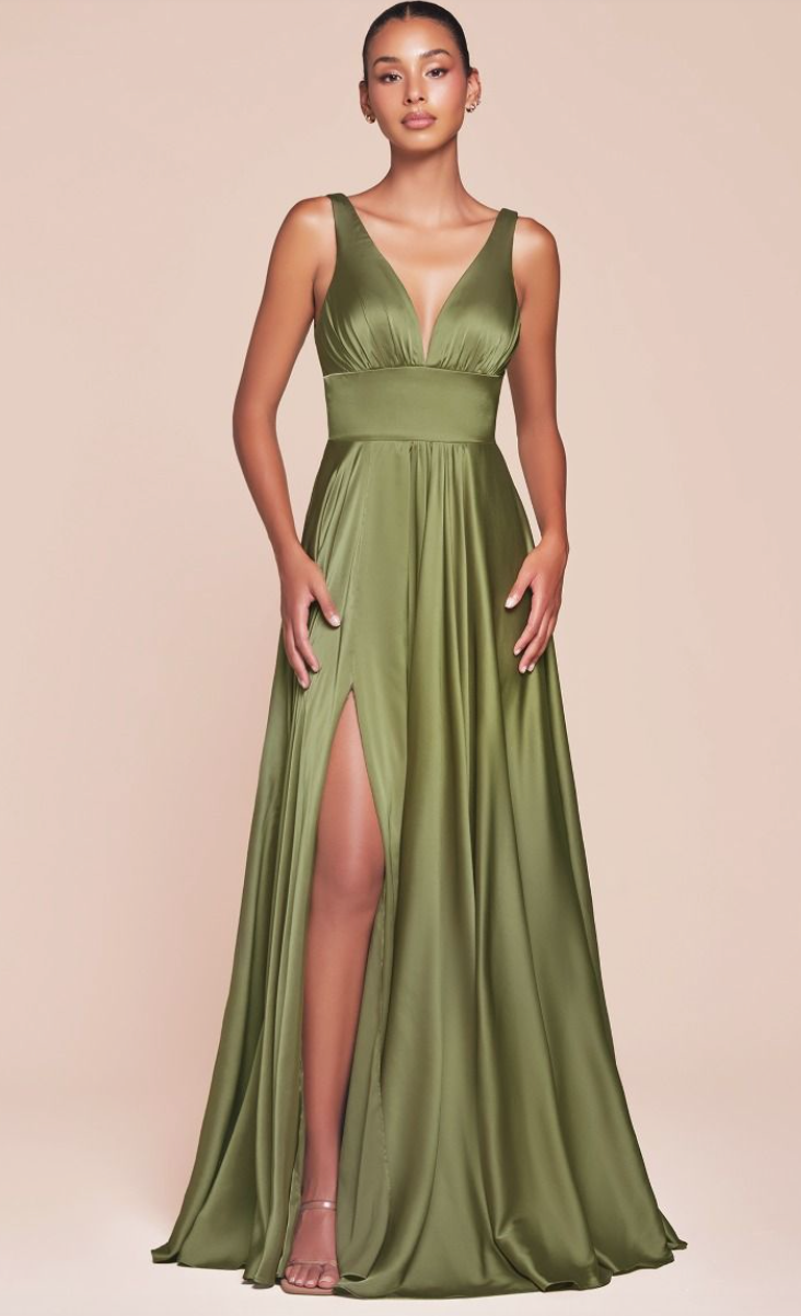 Brad *tailles 2 à 12* - robe longue en tissus satiné avec décolleté en V et jambe fendue Brad *tailles 2 à 12* - robe longue en tissus satiné avec décolleté en V et jambe fendue