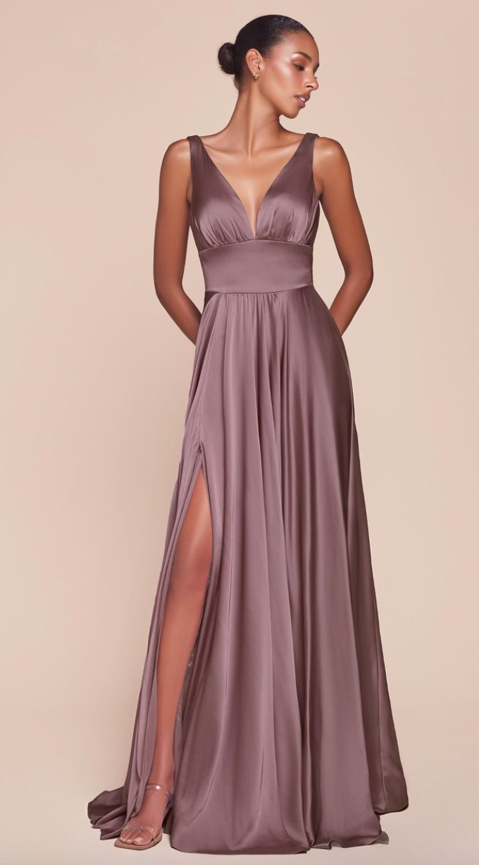 Brad *tailles 2 à 12* - robe longue en tissus satiné avec décolleté en V et jambe fendue Brad *tailles 2 à 12* - robe longue en tissus satiné avec décolleté en V et jambe fendue